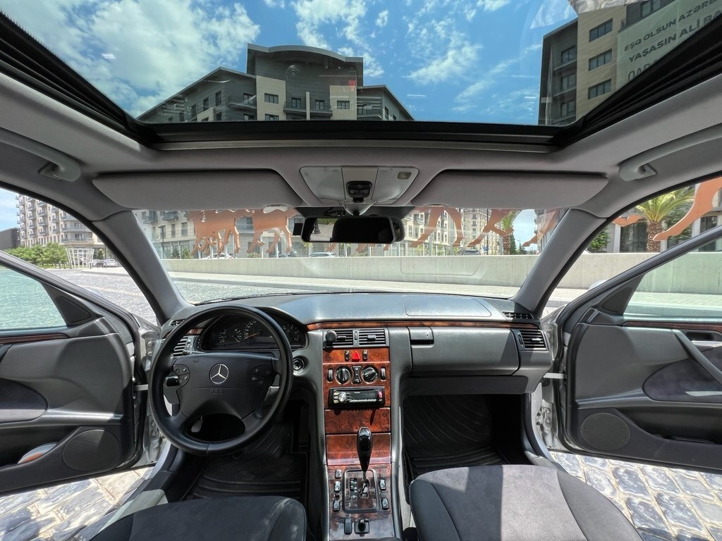 2000 Mercedes E 220, 2.2L, 304861km - Image 11