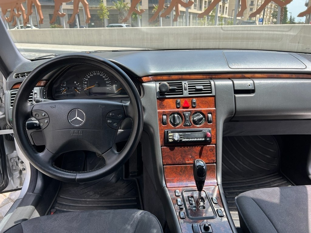 2000 Mercedes E 220, 2.2L, 304861km - Image 12