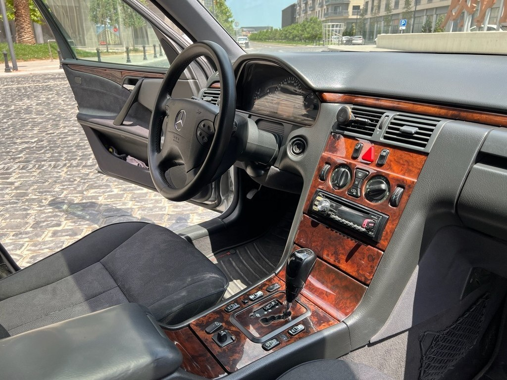 2000 Mercedes E 220, 2.2L, 304861km - Image 13