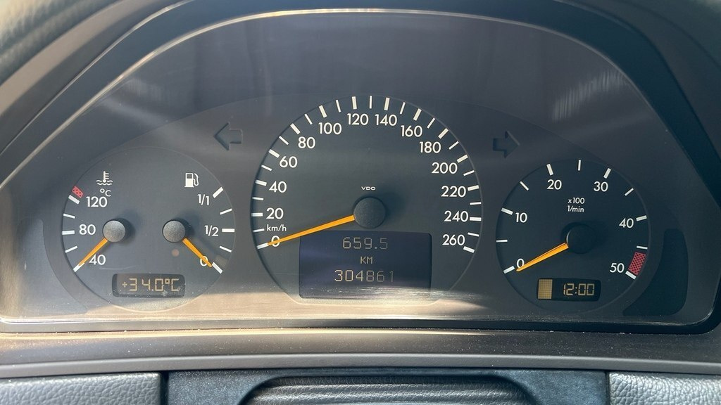 2000 Mercedes E 220, 2.2L, 304861km - Image 16