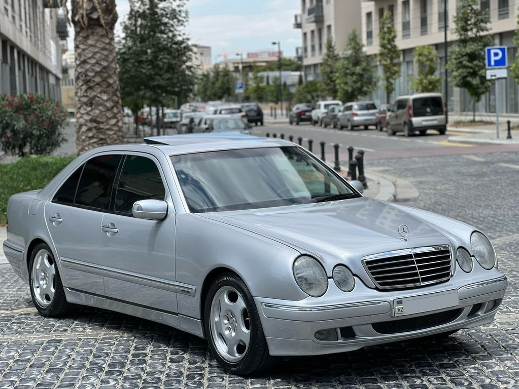 2000 Mercedes E 220, 2.2L, 304861km - Image 3