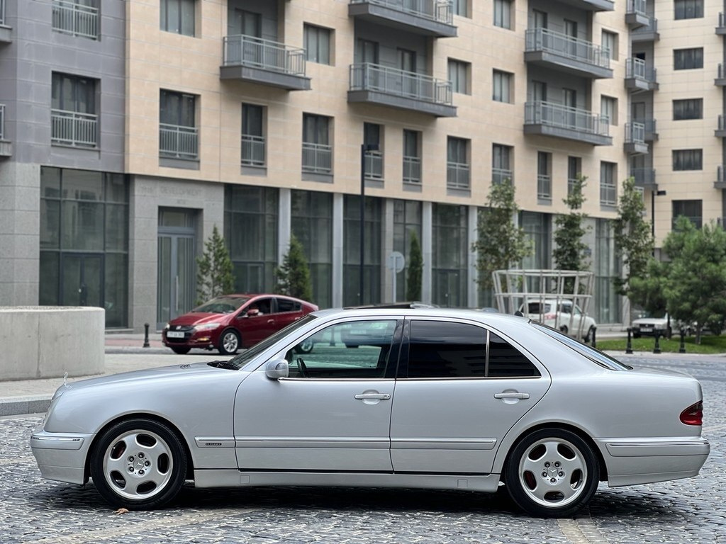2000 Mercedes E 220, 2.2L, 304861km - Image 4