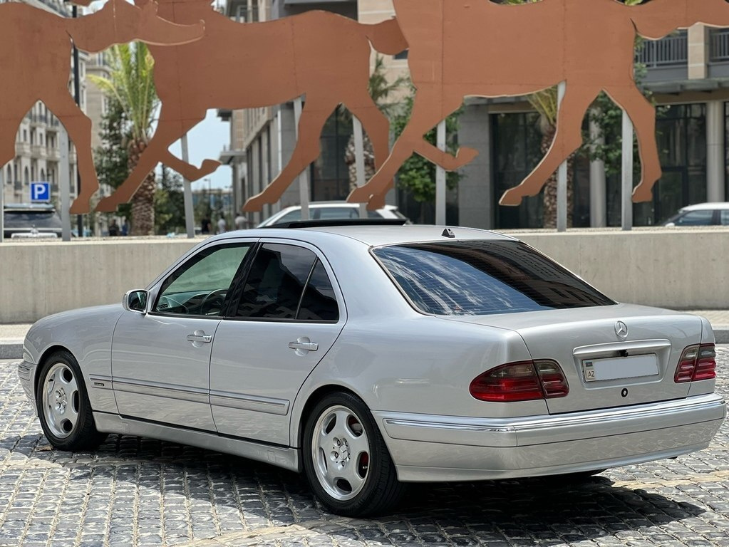 2000 Mercedes E 220, 2.2L, 304861km - Image 5