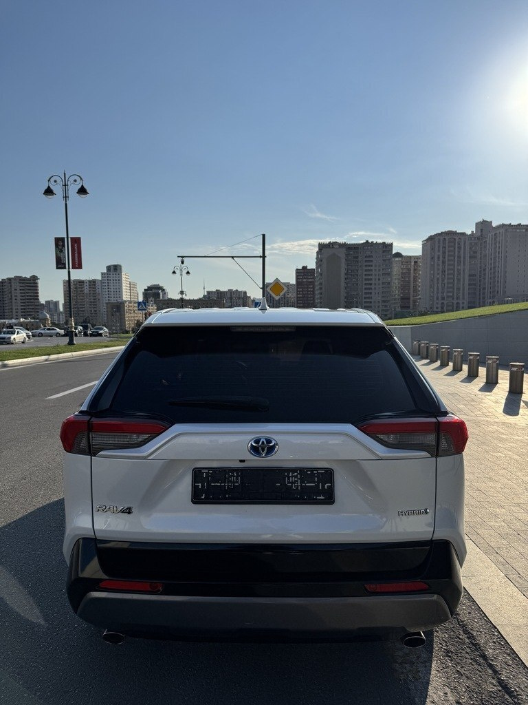 2022 Toyota RAV4, 2.5L, 85000km - Image 2