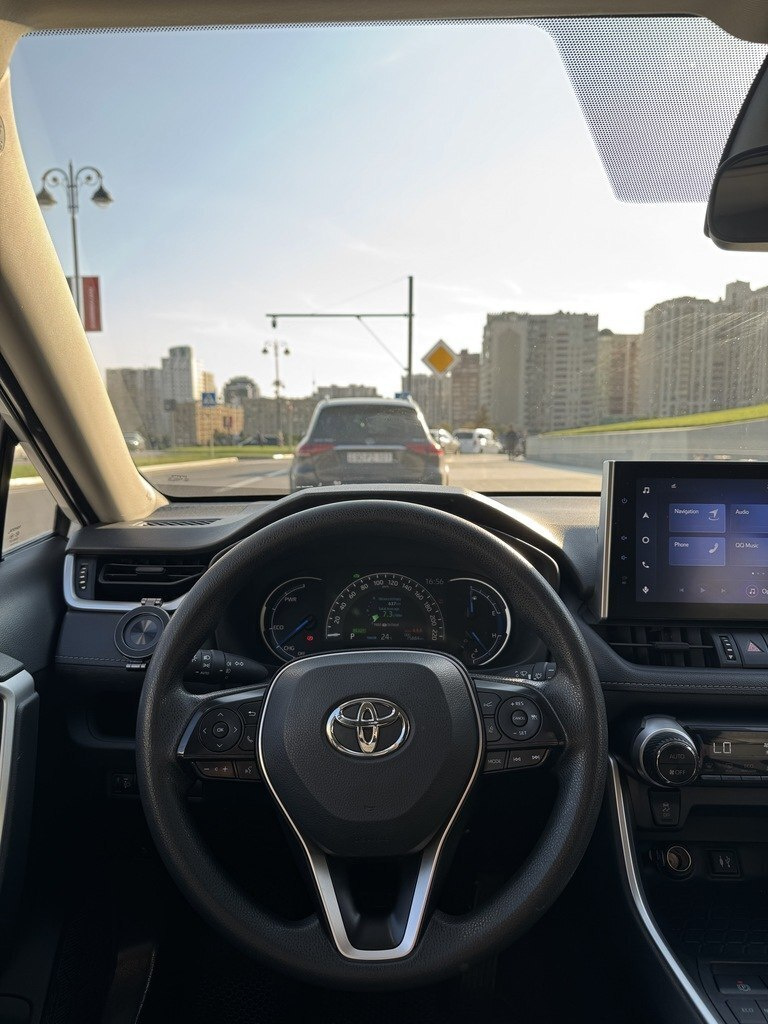 2022 Toyota RAV4, 2.5L, 85000km - Image 9
