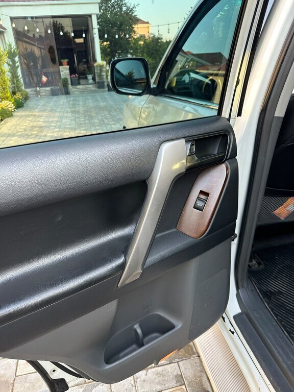 2012 Toyota Land Cruiser Prado, 2.7L, 263000km - Image 12