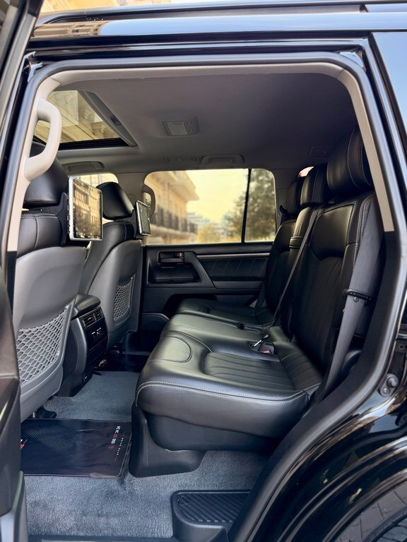2019 Toyota Land Cruiser, 4.0L, 92000km - Image 12