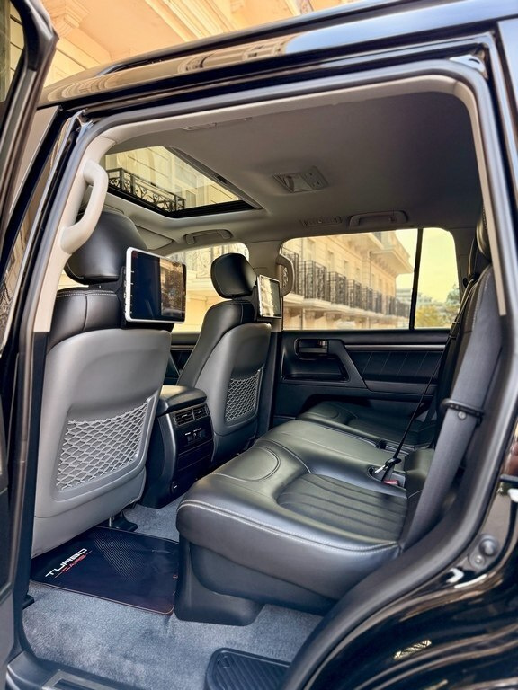 2019 Toyota Land Cruiser, 4.0L, 92000km - Image 9