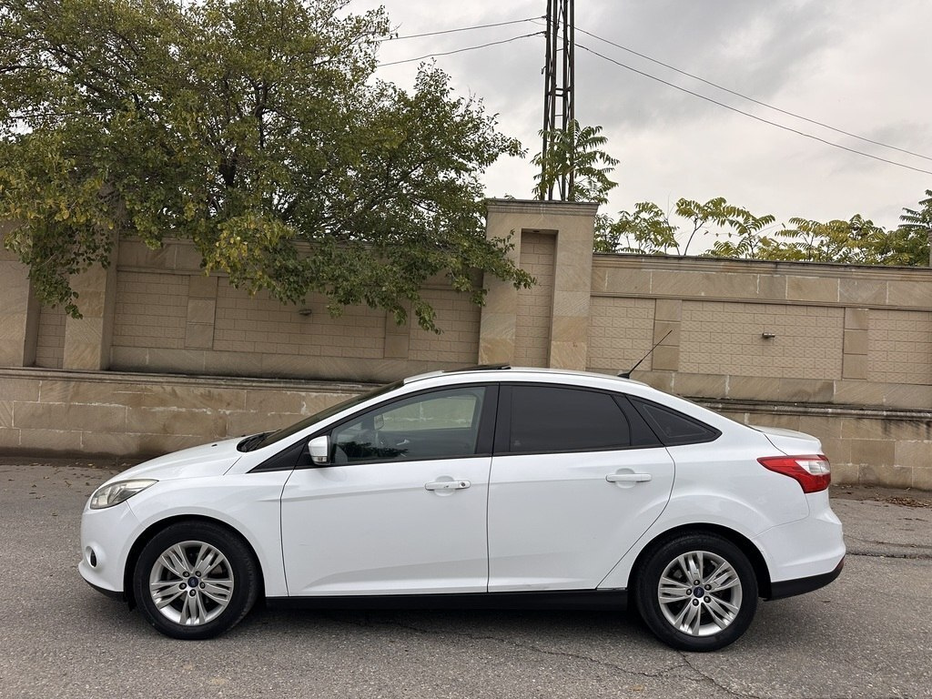 2014 Ford Focus, 1.6L, 240000km - Image 3