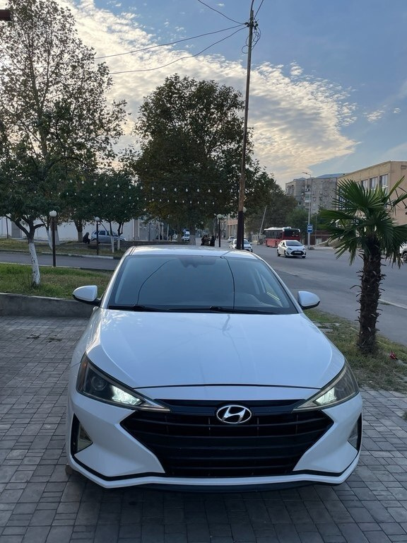 2019 Hyundai Elantra, 2.0L, 200000km - Image 1