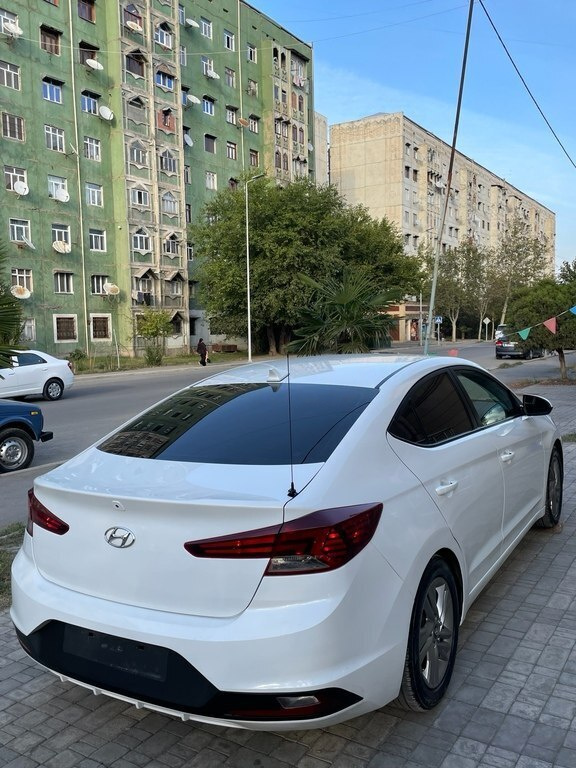 2019 Hyundai Elantra, 2.0L, 200000km - Image 4