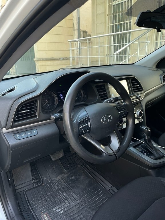 2019 Hyundai Elantra, 2.0L, 200000km - Image 5