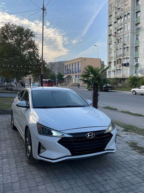 2019 Hyundai Elantra, 2.0L, 200000km - Image 9