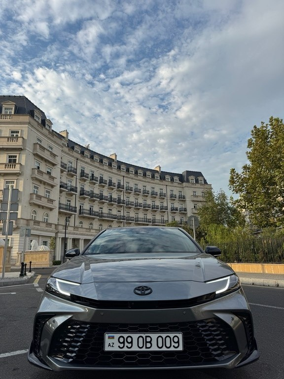 2025 Toyota Camry, 2.5L, 7000km - Image 1