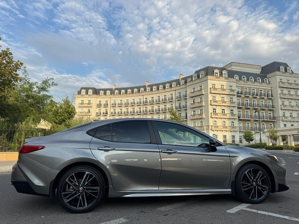 2025 Toyota Camry, 2.5L, 7000km - Image 2