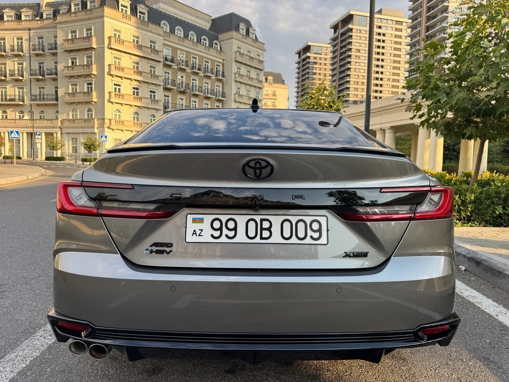 2025 Toyota Camry, 2.5L, 7000km - Image 3