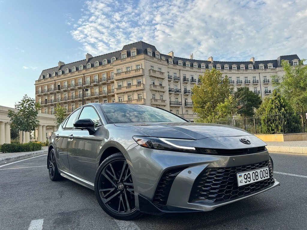 2025 Toyota Camry, 2.5L, 7000km - Image 4