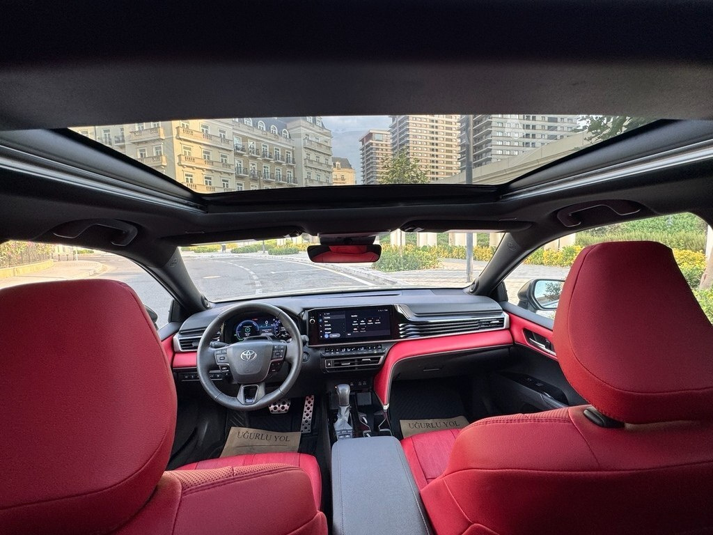 2025 Toyota Camry, 2.5L, 7000km - Image 9