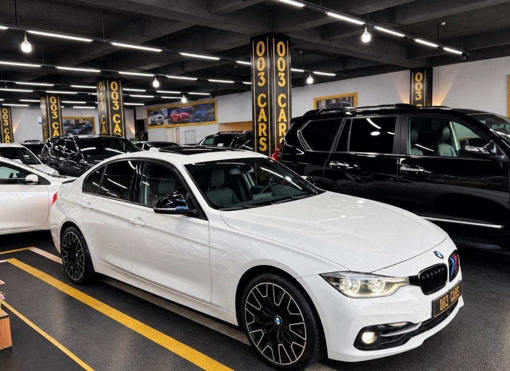 2017 BMW 330, 2.0L, 61000km - Image 2