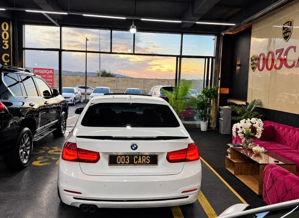 2017 BMW 330, 2.0L, 61000km - Image 3