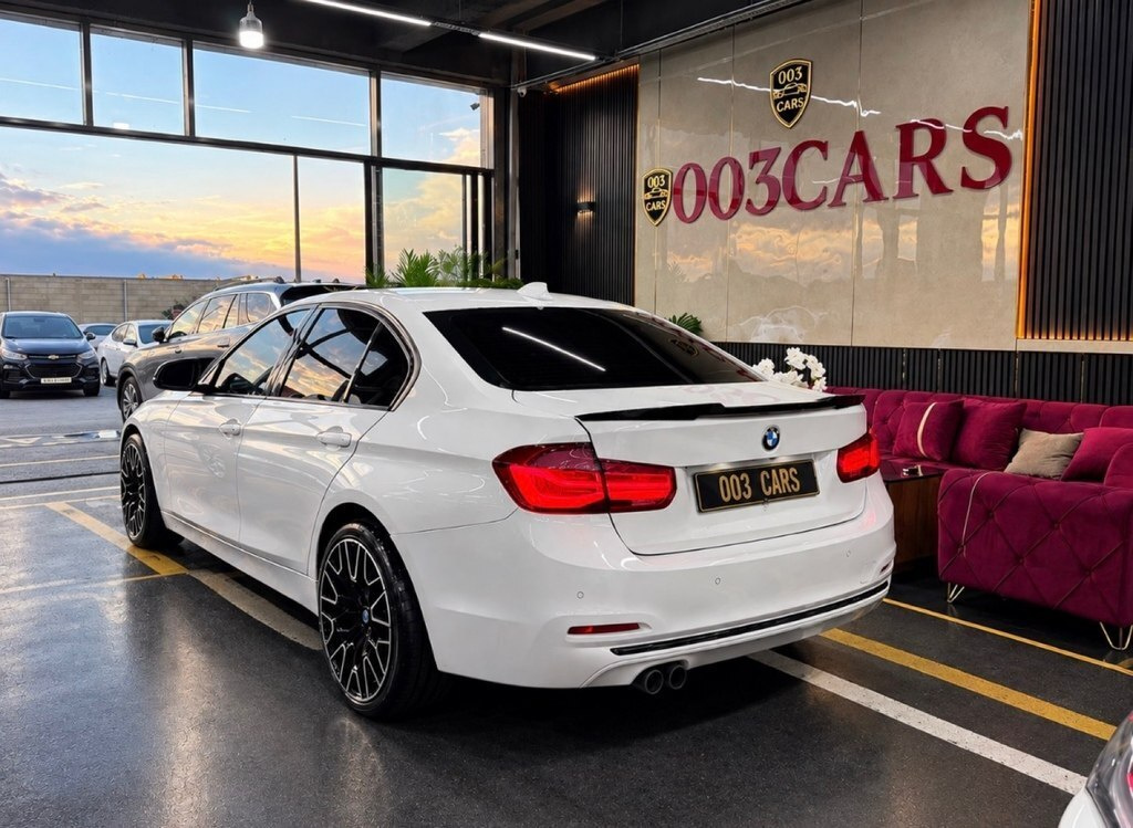 2017 BMW 330, 2.0L, 61000km - Image 4