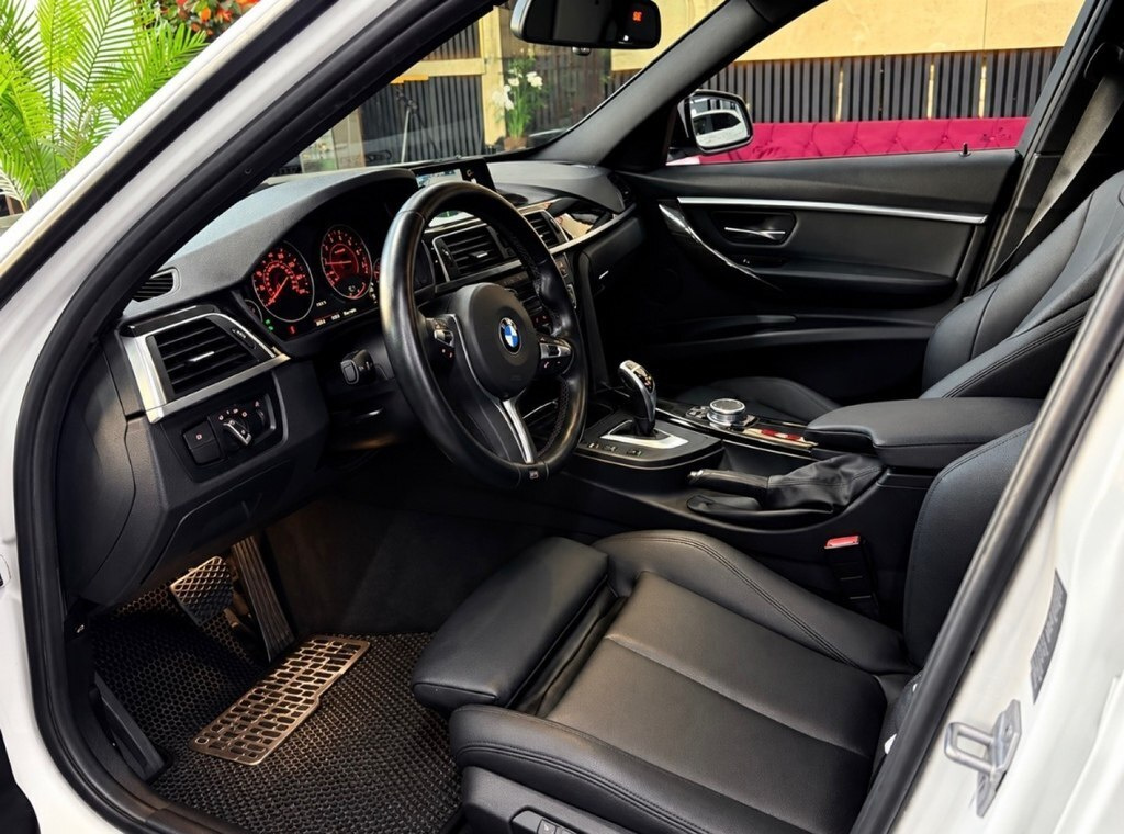 2017 BMW 330, 2.0L, 61000km - Image 5