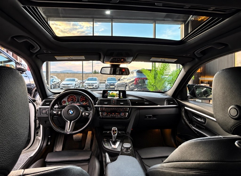 2017 BMW 330, 2.0L, 61000km - Image 6