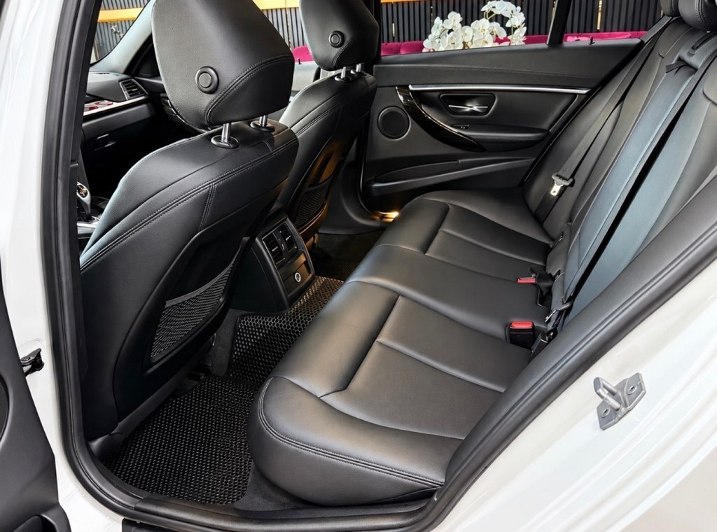 2017 BMW 330, 2.0L, 61000km - Image 7