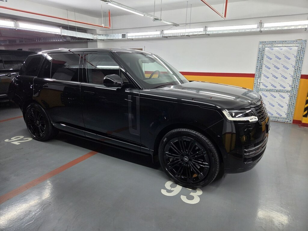 2025 Land Rover Range Rover, 4.4L, 13000km - Image 2