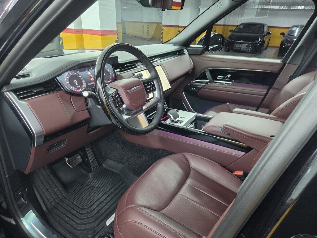 2025 Land Rover Range Rover, 4.4L, 13000km - Image 12
