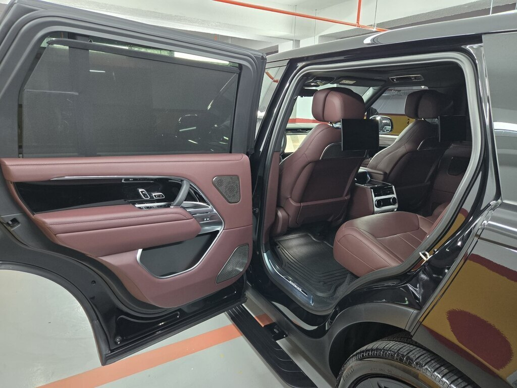 2025 Land Rover Range Rover, 4.4L, 13000km - Image 13