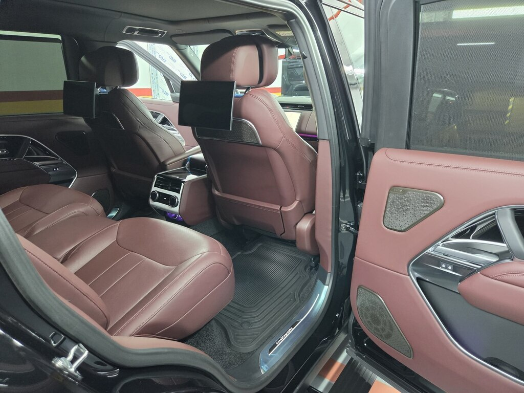 2025 Land Rover Range Rover, 4.4L, 13000km - Image 17