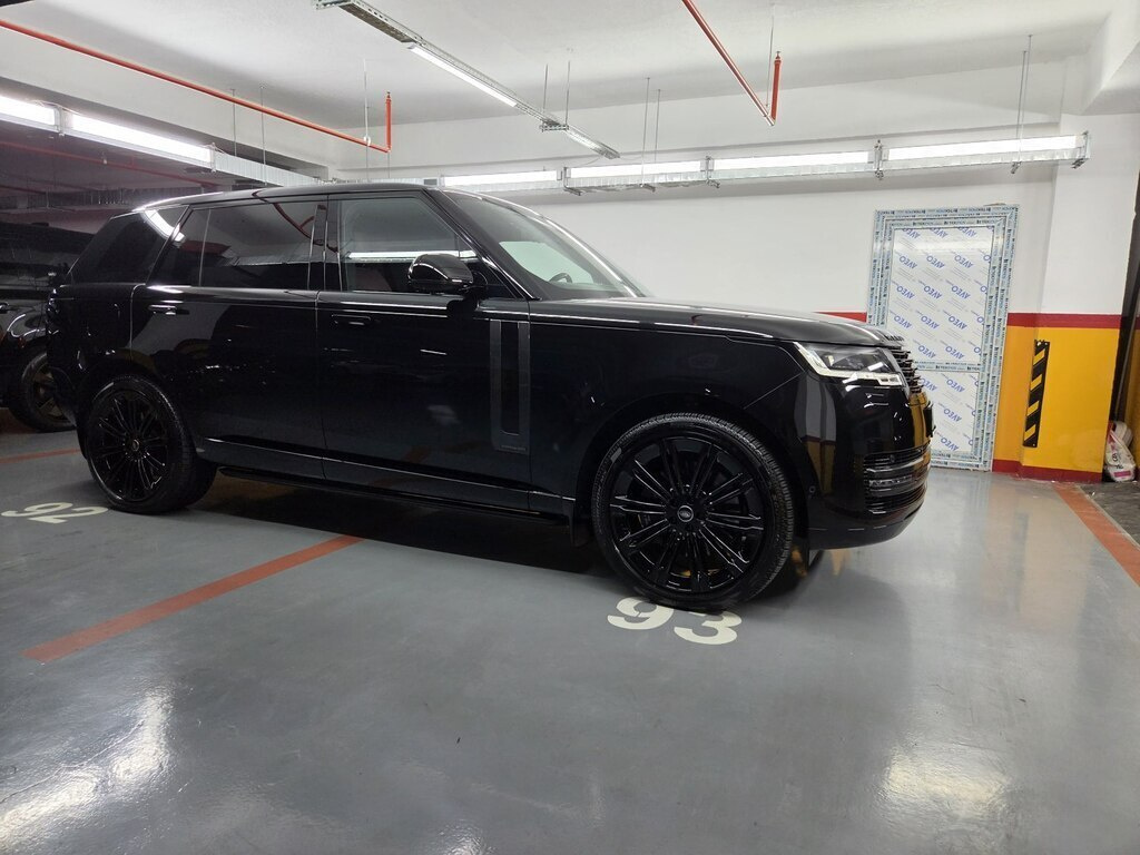 2025 Land Rover Range Rover, 4.4L, 13000km - Image 4