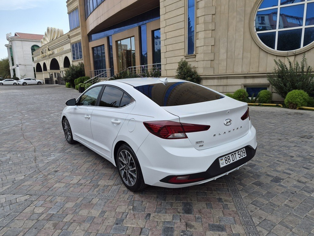 2019 Hyundai Elantra, 2.0L, 124000km - Image 4