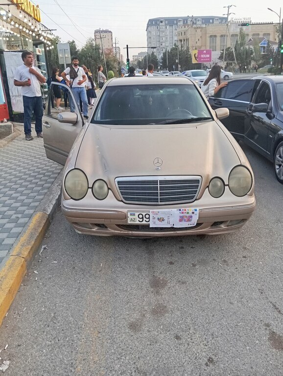 1999 Mercedes E 220, 2.2L, 500000km - Image 1