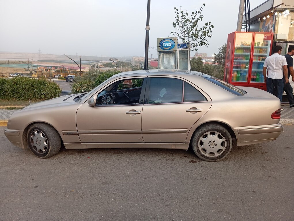 1999 Mercedes E 220, 2.2L, 500000km - Image 2