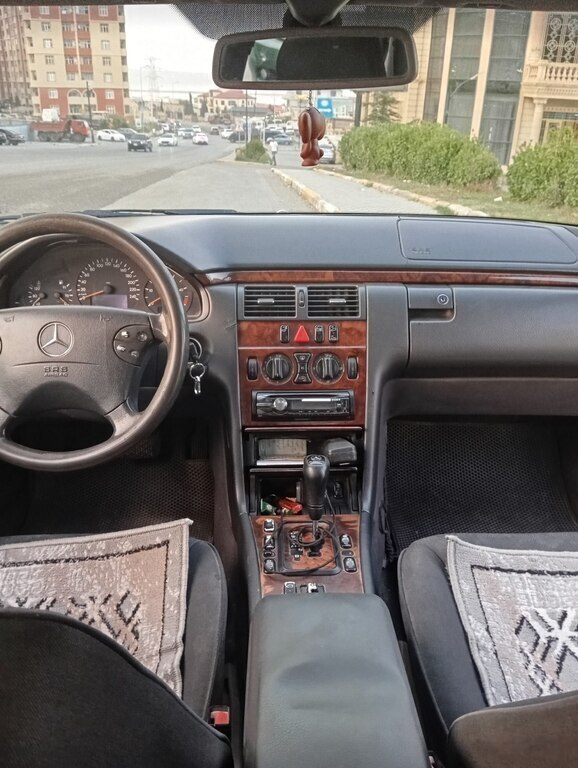 1999 Mercedes E 220, 2.2L, 500000km - Image 3