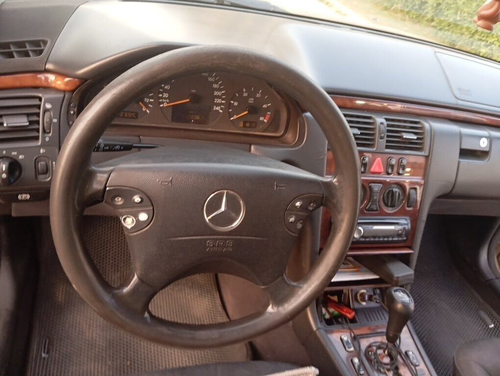 1999 Mercedes E 220, 2.2L, 500000km - Image 4