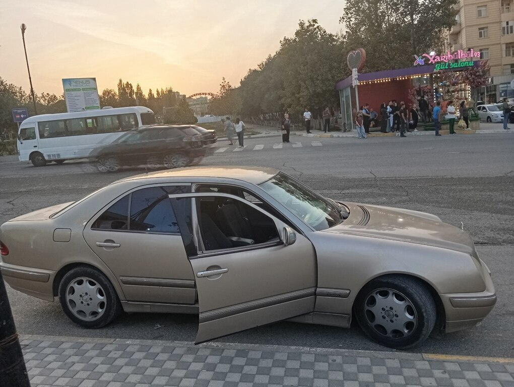 1999 Mercedes E 220, 2.2L, 500000km - Image 7