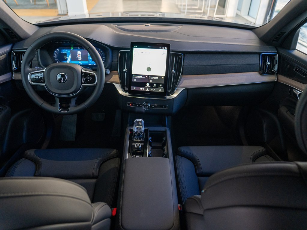 2026 Volvo XC90, 2.0L, 0km - Image 2