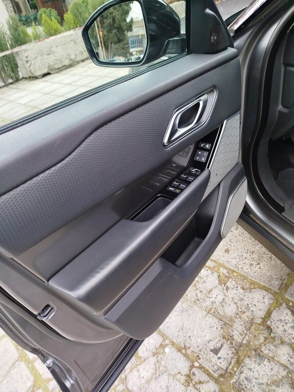 2018 Land Rover RR Velar, 2.0L, 185000km - Image 12