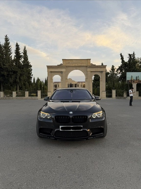 2012 BMW 528, 2.0L, 280000km - Image 1