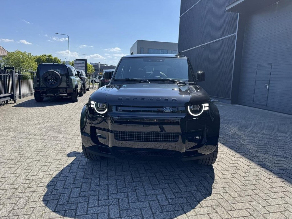 2026 Land Rover Defender, 3.0L, 2000km - Image 1