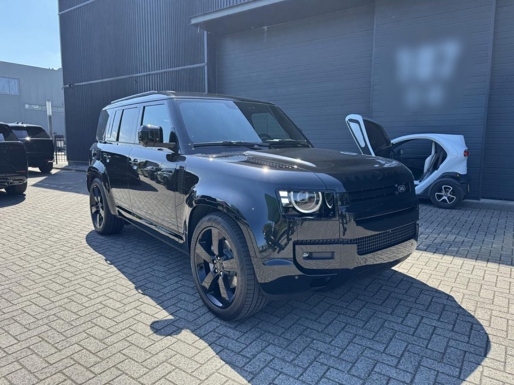 2026 Land Rover Defender, 3.0L, 2000km - Image 2