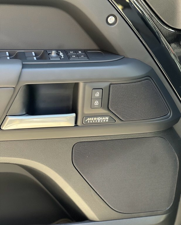 2026 Land Rover Defender, 3.0L, 2000km - Image 13