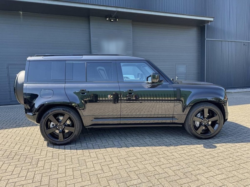2026 Land Rover Defender, 3.0L, 2000km - Image 3