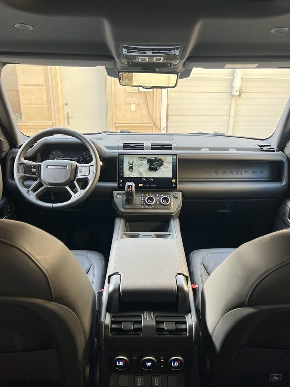 2026 Land Rover Defender, 3.0L, 2000km - Image 5