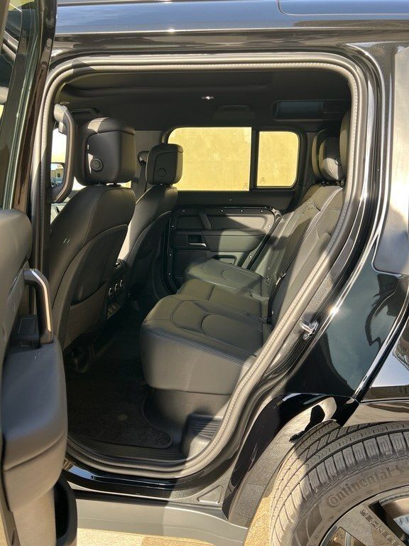 2026 Land Rover Defender, 3.0L, 2000km - Image 8