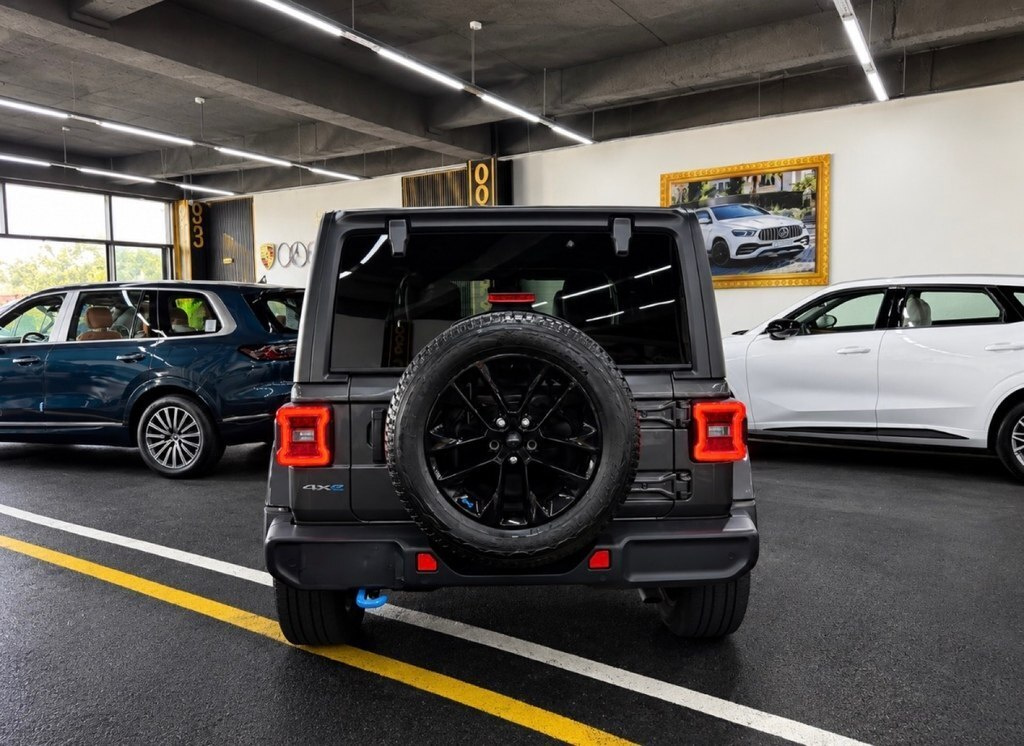2023 Jeep Wrangler, 2.0L, 45400km - Image 4