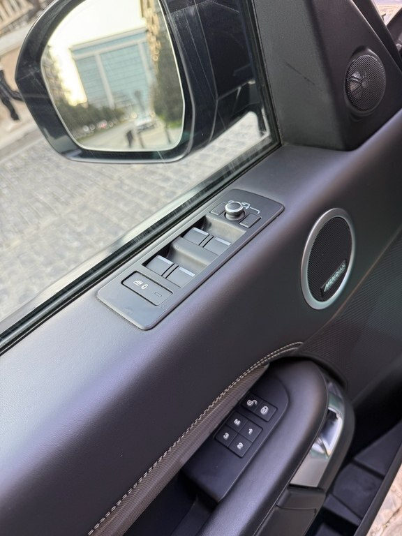 2020 Land Rover Discovery, 3.0L, 132597km - Image 7